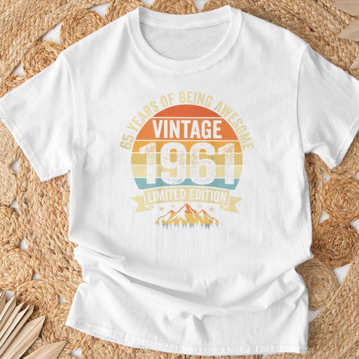 En La Parte Traseraintage 65 Cumpleaños Decoraciones Hombres 65 Años 1961 65 Camiseta unisex Regalos para ancianos