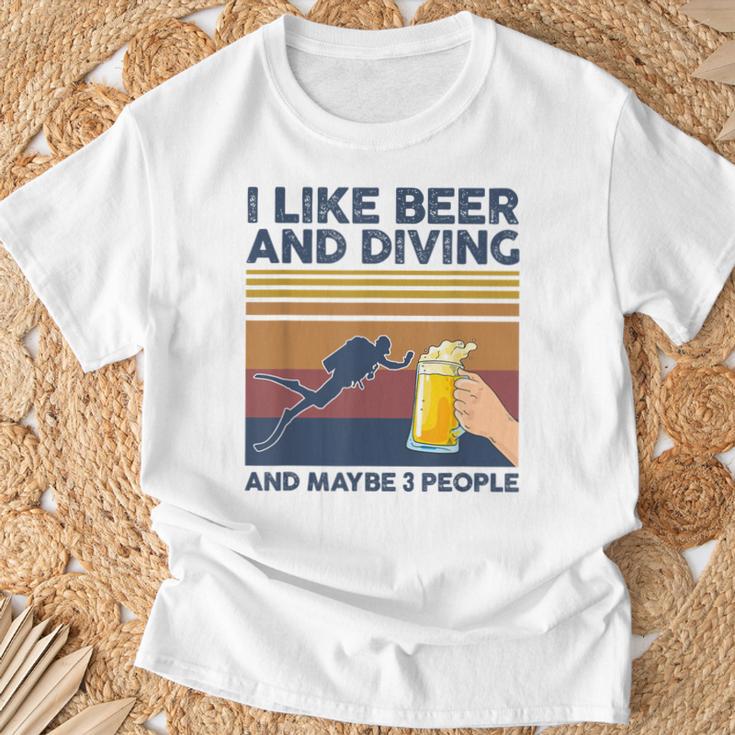 I Like Beer And Diving And Maybe 3 People 面白いギフト Tシャツ 高齢者への贈り物