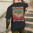 Retro Fütternie Mich Tiramisu-Lustigesprichwort T-Shirt mit Rückendruck Geschenke für Ihn