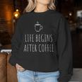 Life Begins After Coffeeコーヒーの後に人生が始まる 遅起き族はナマケモノが好き コーヒー レディーススウェットシャツ 面白い贈り物