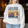 I Like Beer And Diving And Maybe 3 People 面白いギフト レディーススウェットシャツ 面白い贈り物