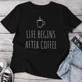 Life Begins After Coffeeコーヒーの後に人生が始まる 遅起き族はナマケモノが好き コーヒー レディースTシャツ 面白い贈り物