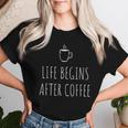 Life Begins After Coffeeコーヒーの後に人生が始まる 遅起き族はナマケモノが好き コーヒー レディースTシャツ 彼女への贈り物