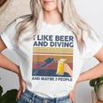 I Like Beer And Diving And Maybe 3 People 面白いギフト レディースTシャツ 彼女への贈り物