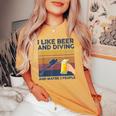 I Like Beer And Diving And Maybe 3 People 面白いギフト レディースオーバーサイズコンフォートTシャツ Mustard