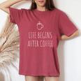 Life Begins After Coffeeコーヒーの後に人生が始まる 遅起き族はナマケモノが好き コーヒー レディースオーバーサイズコンフォートTシャツ Crimson