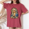 聖母マリアの祈りの肖像画 神聖な花の祈りのアート レディースオーバーサイズコンフォートTシャツ Crimson