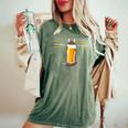 ビールをすすめるねこ 猫 ビール Cat Beer 日本語バージョン レディースオーバーサイズコンフォートTシャツ Moss