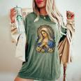 聖母マリアの祈りの肖像画 神聖な花の祈りのアート レディースオーバーサイズコンフォートTシャツ Moss