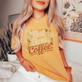 But First Coffeeしかし、最初のコーヒー 面白いコーヒーの引用 モーニングカフェイン愛好家 レディースオーバーサイズコンフォートTシャツ Mustard