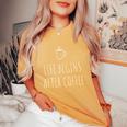 Life Begins After Coffeeコーヒーの後に人生が始まる 遅起き族はナマケモノが好き コーヒー レディースオーバーサイズコンフォートTシャツ Mustard