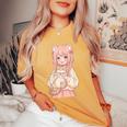 かわいい アニメ 女の子 抱っこ 猫 かわいい 漫画 猫好き オタク レディースオーバーサイズコンフォートTシャツ Mustard