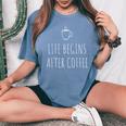 Life Begins After Coffeeコーヒーの後に人生が始まる 遅起き族はナマケモノが好き コーヒー レディースオーバーサイズコンフォートTシャツ Blue Jean