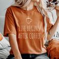 Life Begins After Coffeeコーヒーの後に人生が始まる 遅起き族はナマケモノが好き コーヒー レディースオーバーサイズコンフォートTシャツ Yam