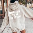 独占的なナースtシャツ Nurses Do It Better レディース オーバーサイズ パーカー バックプリント Sand