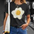 Cocinar Y Cocinar Huevos Fritos Es Feliz Camiseta unisex Regalos para ella