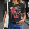 Esta Reina Nació En Agosto De 1973 Cumpleaños De Agosto Es Cuello Camiseta unisex Regalos para ella