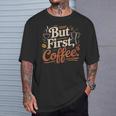 But First Coffeeしかし、最初のコーヒー 面白いコーヒーの引用 モーニングカフェイン愛好家 Tシャツ 彼への贈り物