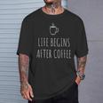 Life Begins After Coffeeコーヒーの後に人生が始まる 遅起き族はナマケモノが好き コーヒー Tシャツ 彼への贈り物