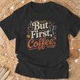 But First Coffeeしかし、最初のコーヒー 面白いコーヒーの引用 モーニングカフェイン愛好家 Tシャツ 高齢者への贈り物