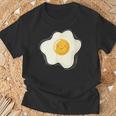 Cocinar Y Cocinar Huevos Fritos Es Feliz Camiseta unisex Regalos para ancianos