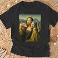 女の子の真珠のイヤリングを持つモナリザの自撮り面白いアート Tシャツ 高齢者への贈り物