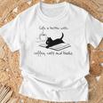 Life Is Better With Books Cats And Coffee Tシャツ 高齢者への贈り物