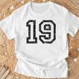 Numéro De Dossard 19Intage NoirBlanc No 19 T-Shirt Cadeaux pour les vieillards