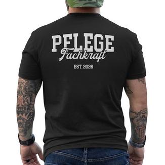 Pflege Fachkraft Est 2026 Pfleger Abschluss Pflegefachkraft T-Shirt mit Rückendruck - Geschenkecke