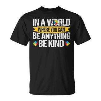 En Un Mundo Donde Puedeser Cualquier Cosaer Amable Día Autista Camiseta unisex - Regaloses